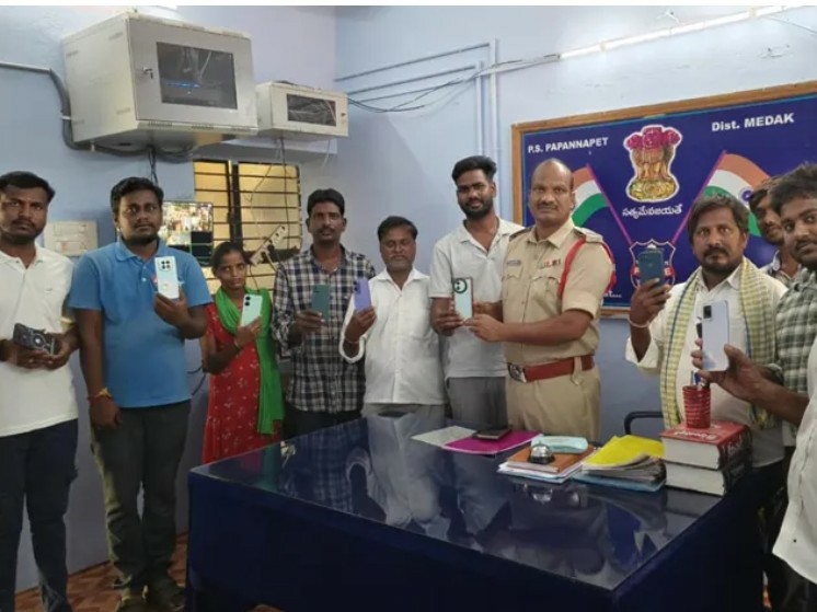 పోగొట్టుకున్న సెల్‌ఫోన్లు బాధితులకు అందజేత