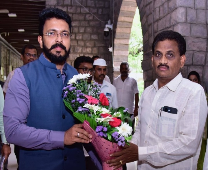 కలెక్టర్‌ను కలిసిన జిల్లా సర్వే ఏడీ వెంకటేశ్వరరావు