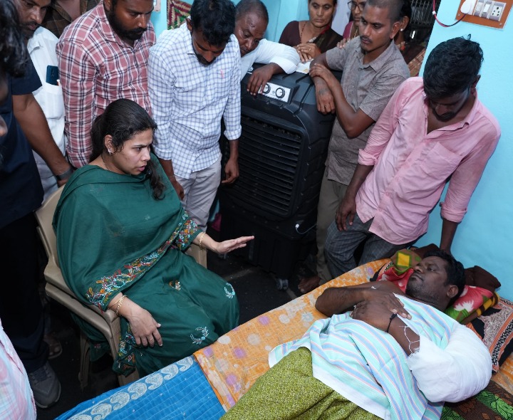 కార్యకర్తను పరామర్శించిన ఎమ్మెల్యే