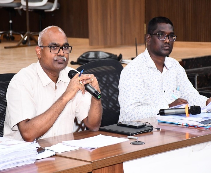 పది మంది బీఎల్వోలకు షోకాజ్ నోటీసులు