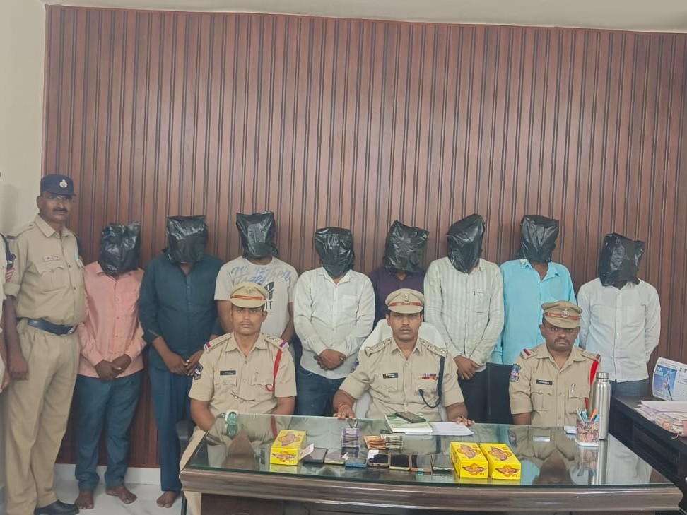 పేకాట స్థావరంపై దాడి..ఎనిమిది మంది అరెస్ట్