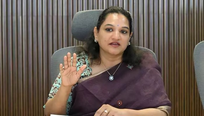 వర్షాలపై అధికారులతో సీఎంసీ కమిషనర్ చర్చ
