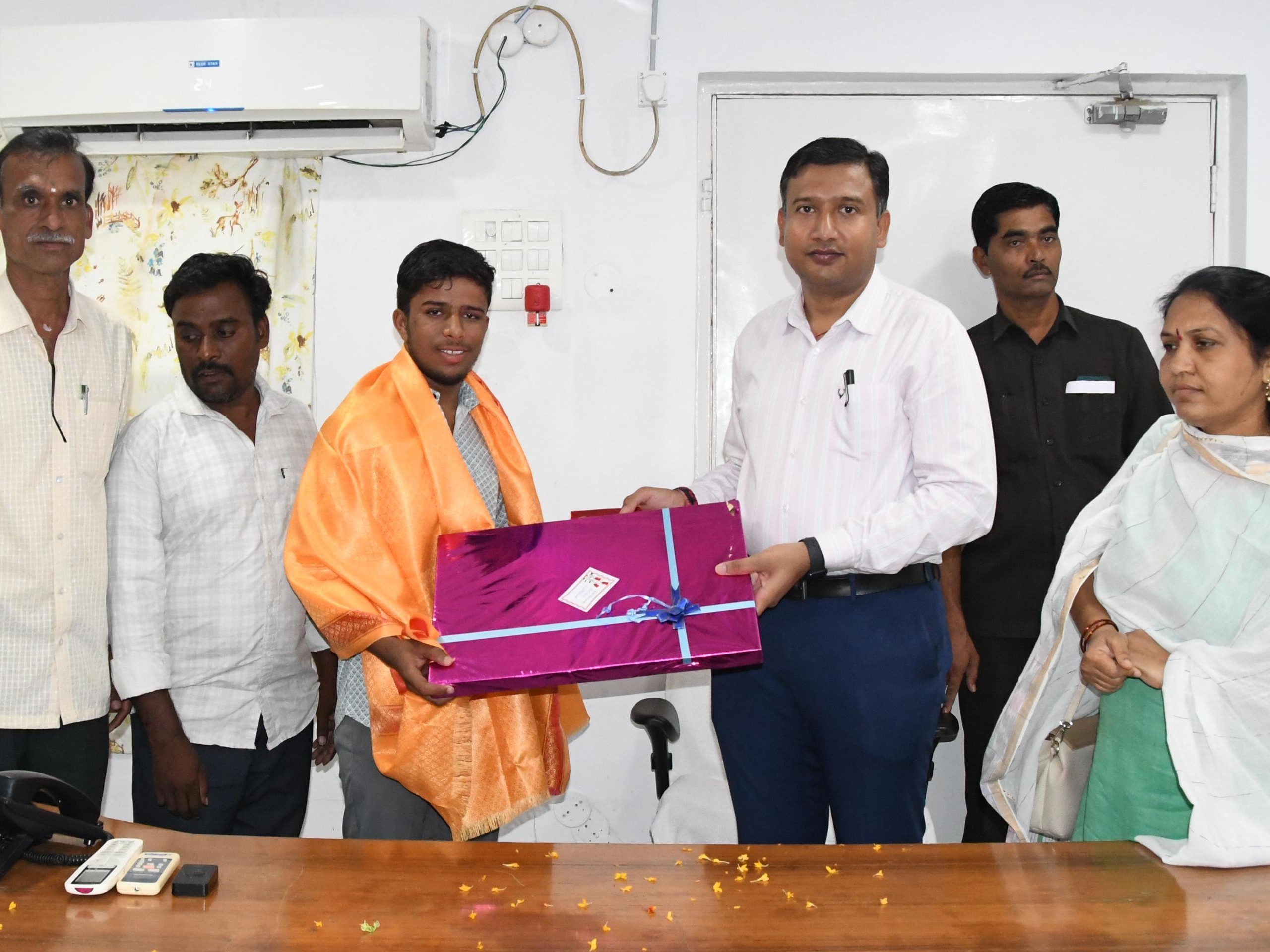 విద్యార్థులు ఉన్నత లక్ష్యాలను నిర్దేశించుకోవాలి: కలెక్టర్