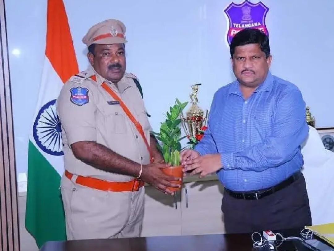 పదోన్నతి పొందిన ఏఆర్ ఎస్ఐకి ఎస్పీ అభినందన
