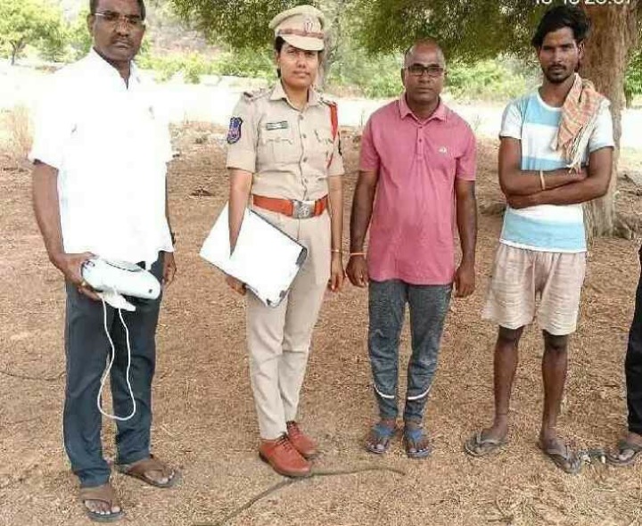 గంజాయి చాక్లెట్లు విక్రయిస్తున్న వ్యక్తి అరెస్ట్