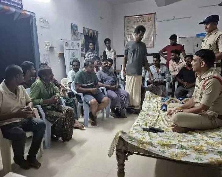 పల్లెనిద్రలో స్థానిక సమస్యలపై ఆరా తీసిన సీఐ