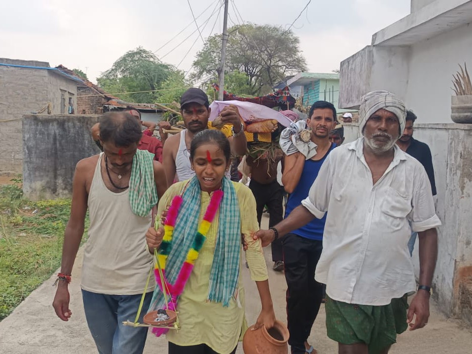 నిరుపేద అంతక్రియలకు గ్రామస్తుల సహకారం