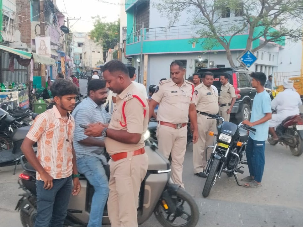 ట్రాఫిక్ ఉల్లంఘనలు.. పలువురిపై కేసులు నమోదు