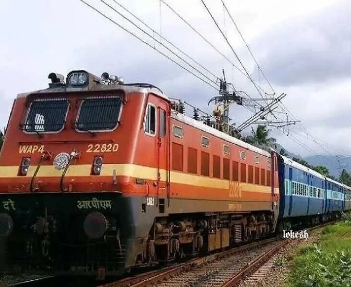 దువ్వాడలో 2 గంటల పాటు రైళ్ల నిలిపివేత