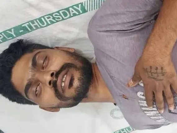 యువకుడిపై బండరాళ్లతో దాడి