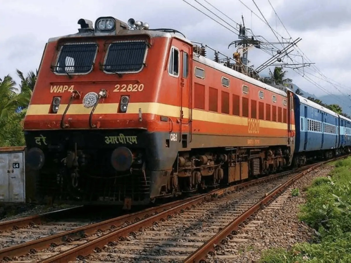 రెండు గంటల పాటు నిలిచిపోయిన రైళ్లు