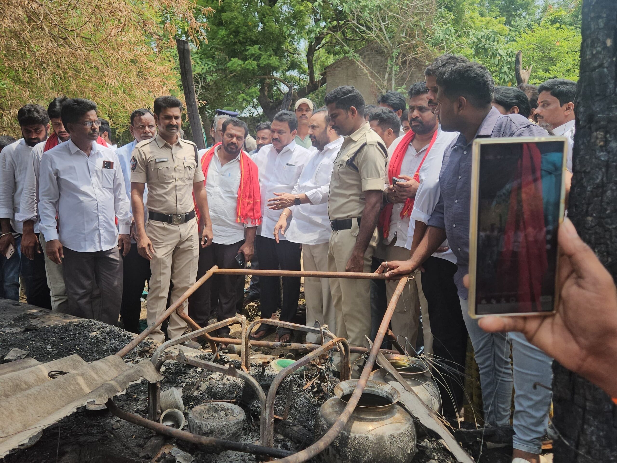 అగ్నిప్రమాద బాధితులకు జనసేన భరోసా