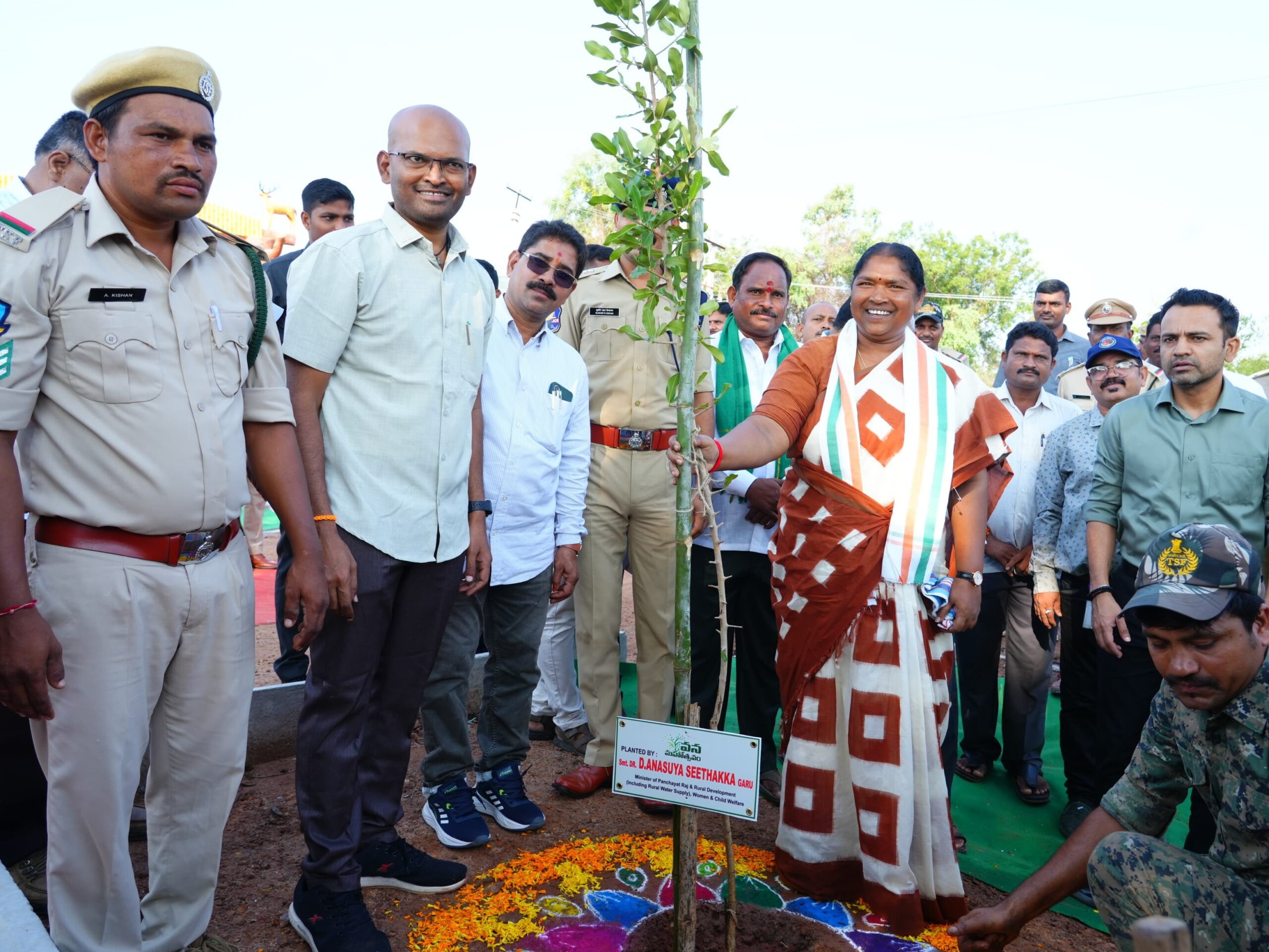 మొక్కలు నాటిన.. మంత్రి సీతక్క