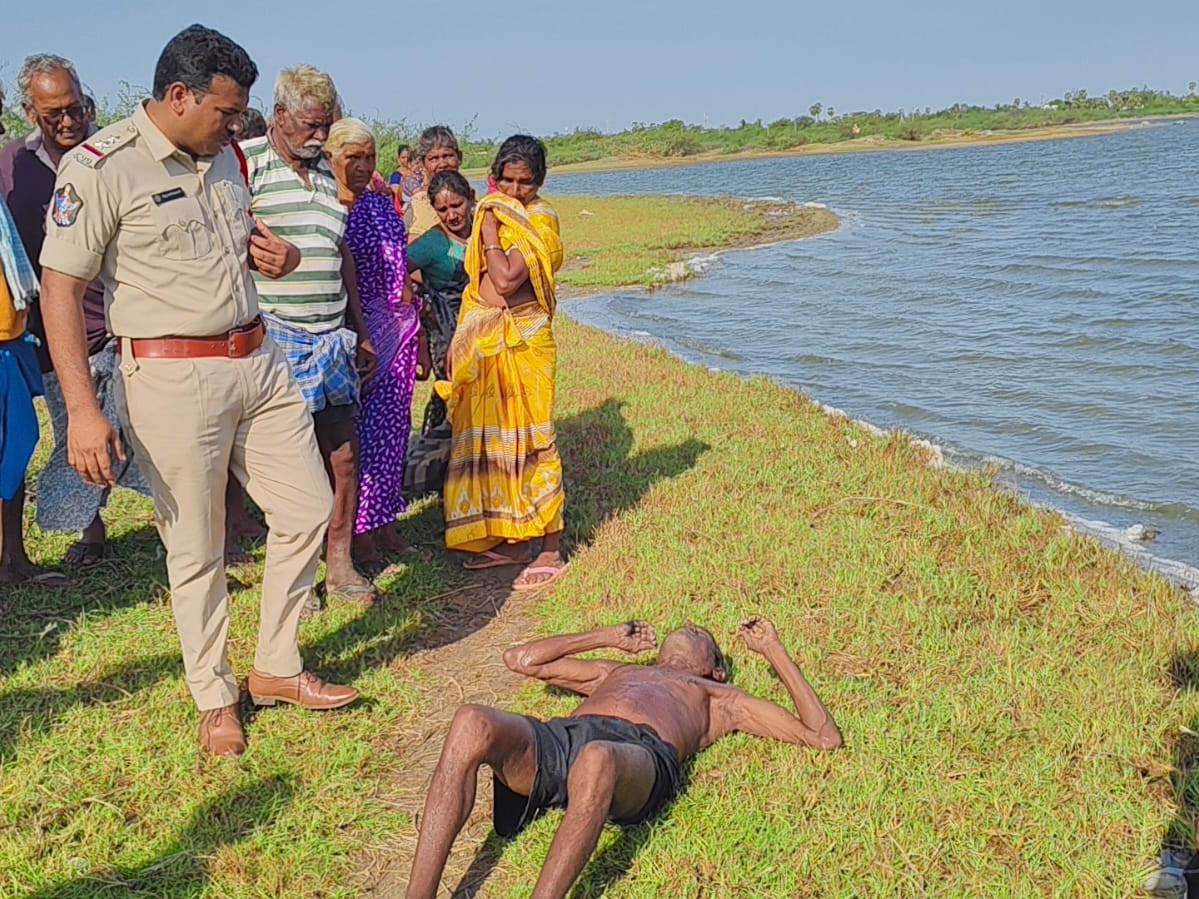 చేపలవేటకువెళ్లి నీటిలోపడి వ్యక్తి మృతి