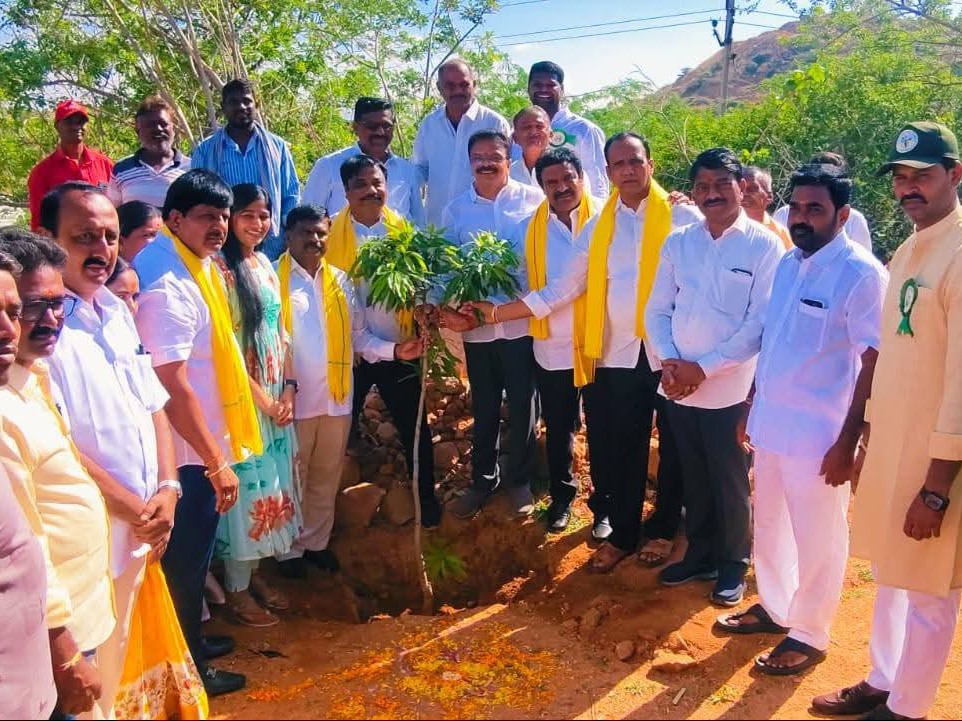 గిరి ప్రదక్షిణ మార్గం చుట్టూ మొక్కలు నాటే కార్యక్రమం