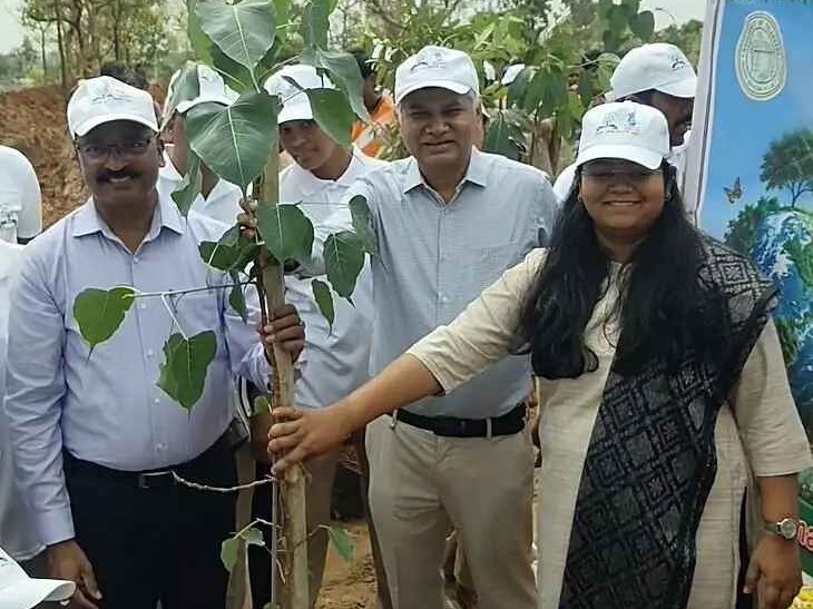 రామాయంపేటలో మొక్కలు నాటిన కలెక్టర్