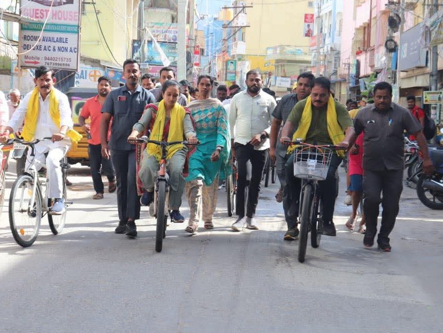 సైకిల్ తొక్కిన పుట్టపర్తి ఎమ్మెల్యే