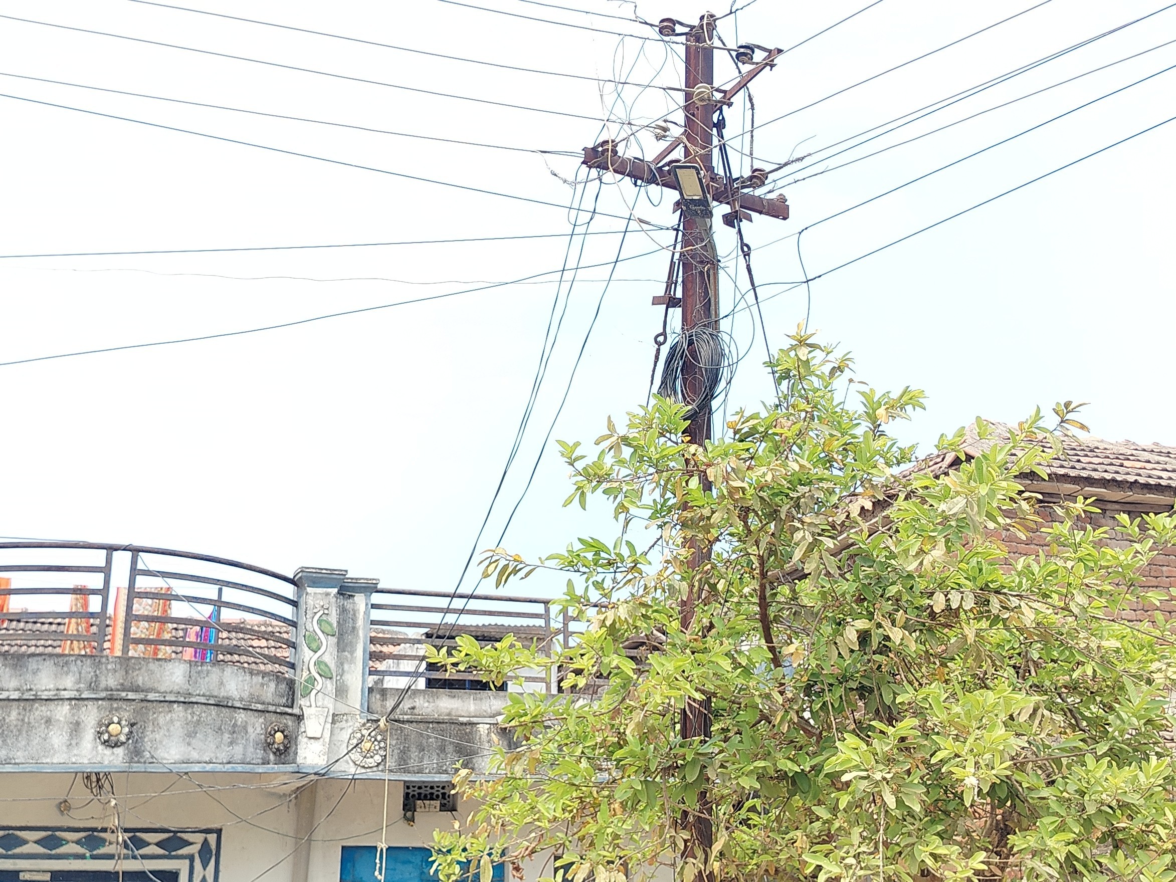 ప్రమాదకరంగా మారిన ఇనుప స్తంభాలు