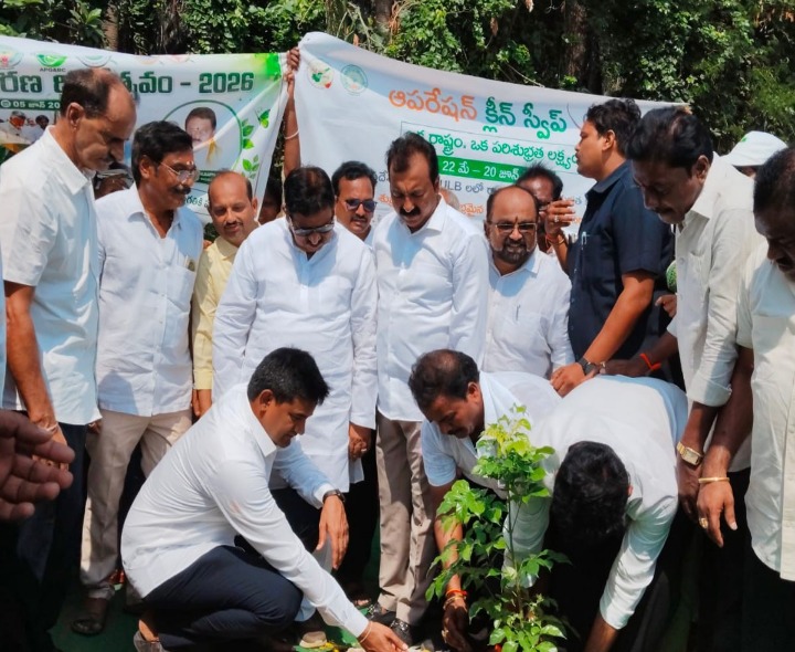 పెద్దాపురంలో మొక్కలు నాటిన మంత్రి