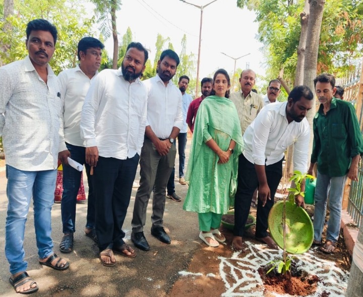 మొక్కలు నాటిన మున్సిపల్ చైర్‌పర్సన్
