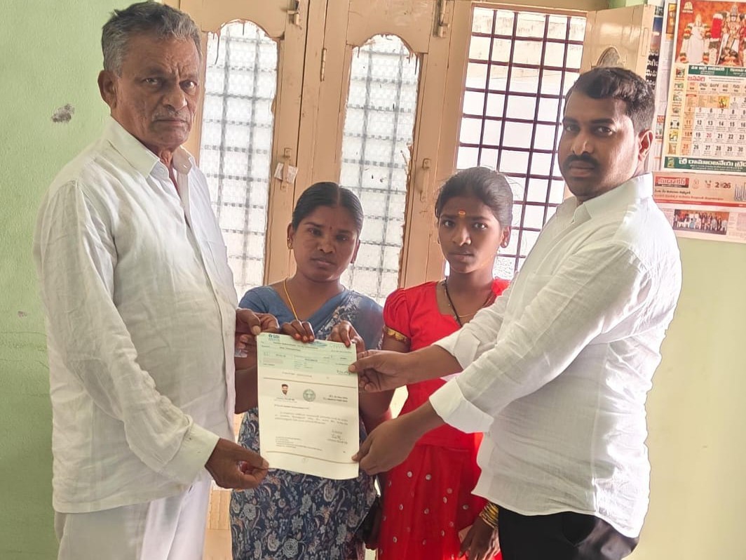 లబ్ధిదారులకు చెక్ అందజేత..