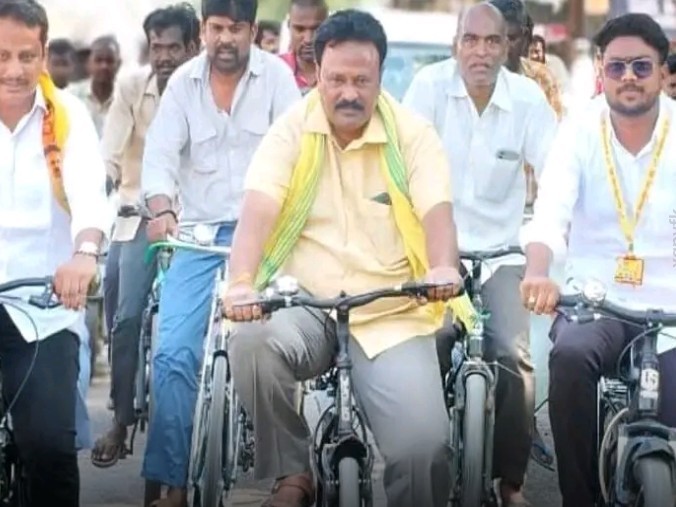 సైకిల్ తొక్కిన నందికొట్కూరు ఎమ్మెల్యే
