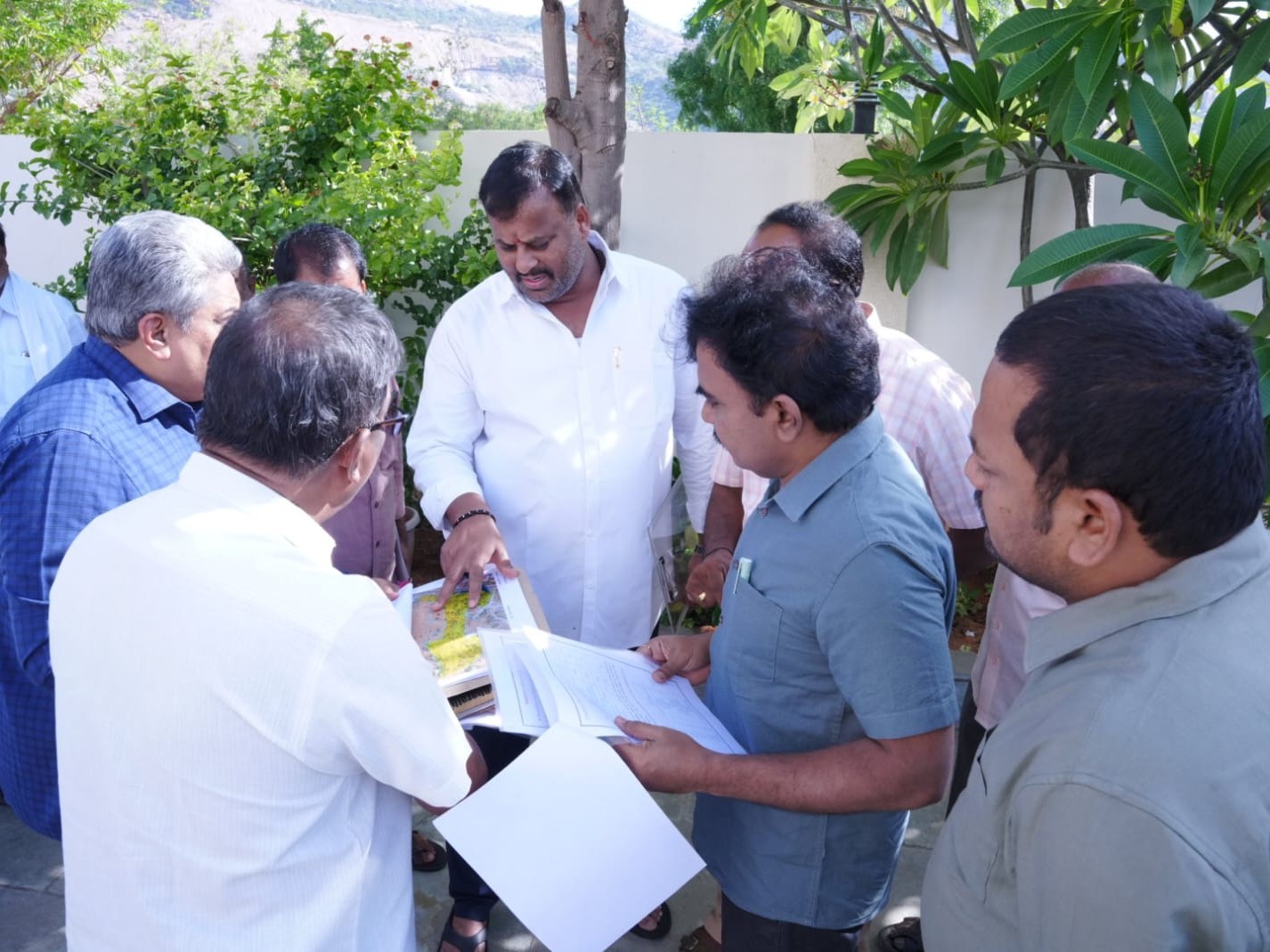 నూతన బస్ స్టేషన్‌ను పరిశీలించిన మంత్రి