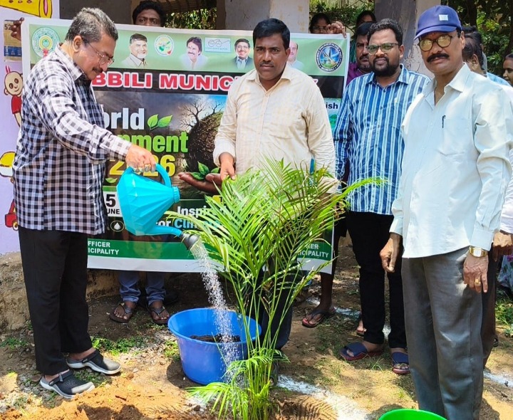 బొబ్బిలిలో మొక్కలు నాటిన ఆర్డీవో