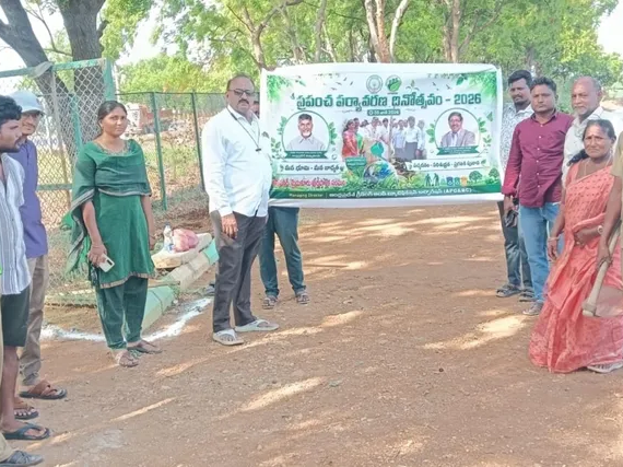 ఎర్ర చెరువు వద్ద మొక్కలు నాటిన కమిషనర్