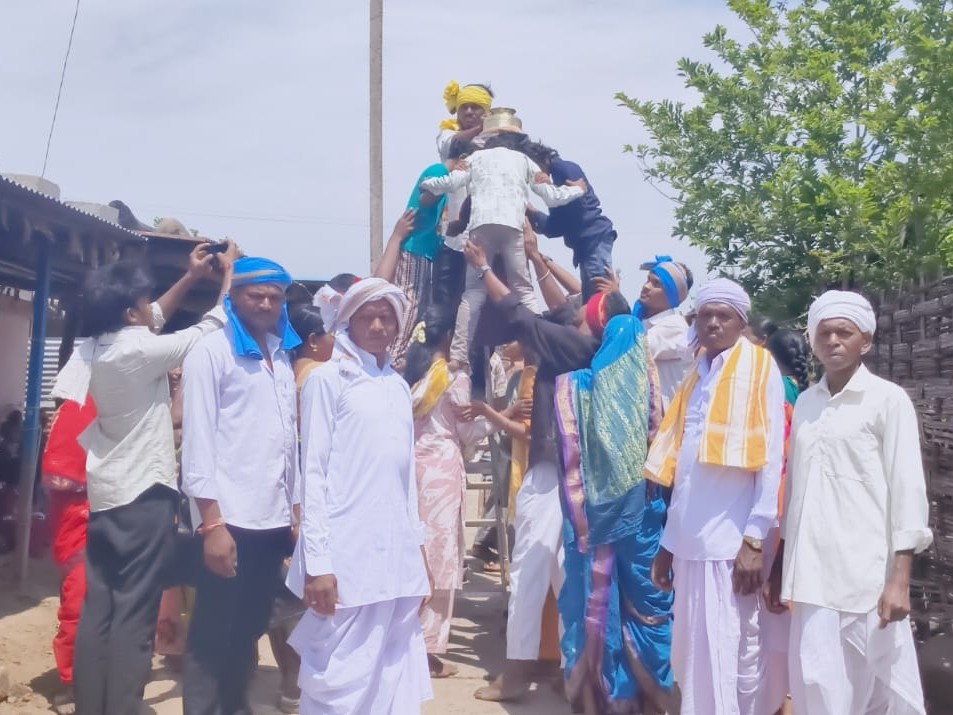 పంటలకు దిగుబడి రావాలని మోహతుర్ పూజ