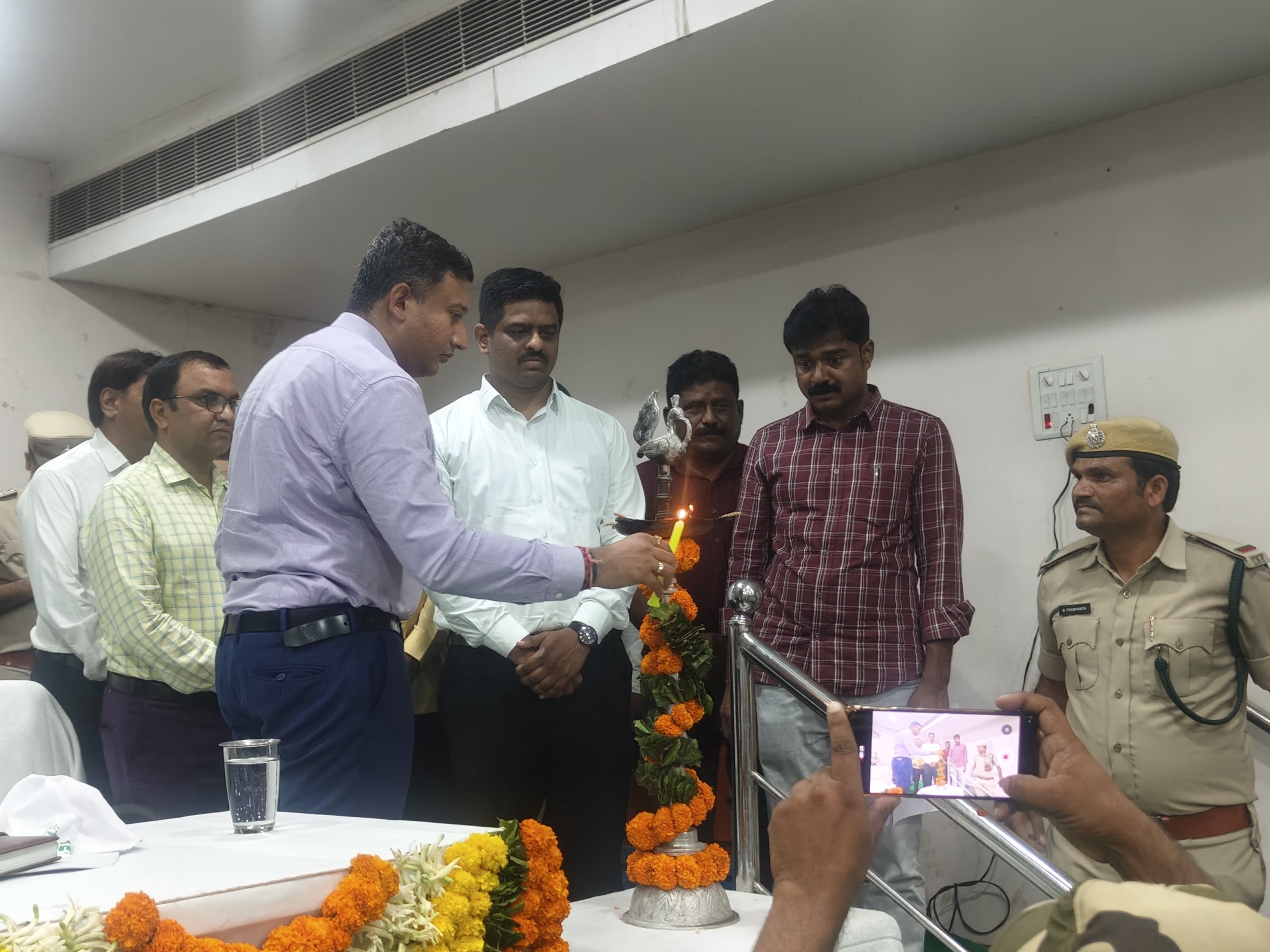 వాతావరణ కాలుష్యాన్ని తగ్గించాలి: కలెక్టర్
