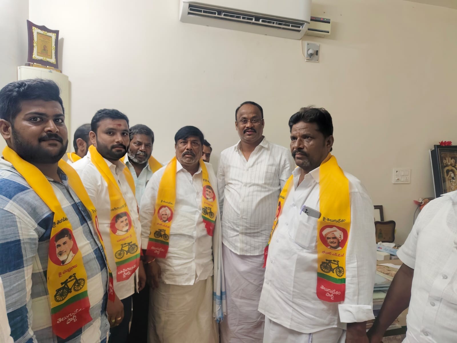 వైసీపీకి షాక్.. టీడీపీలో  చేరికలు