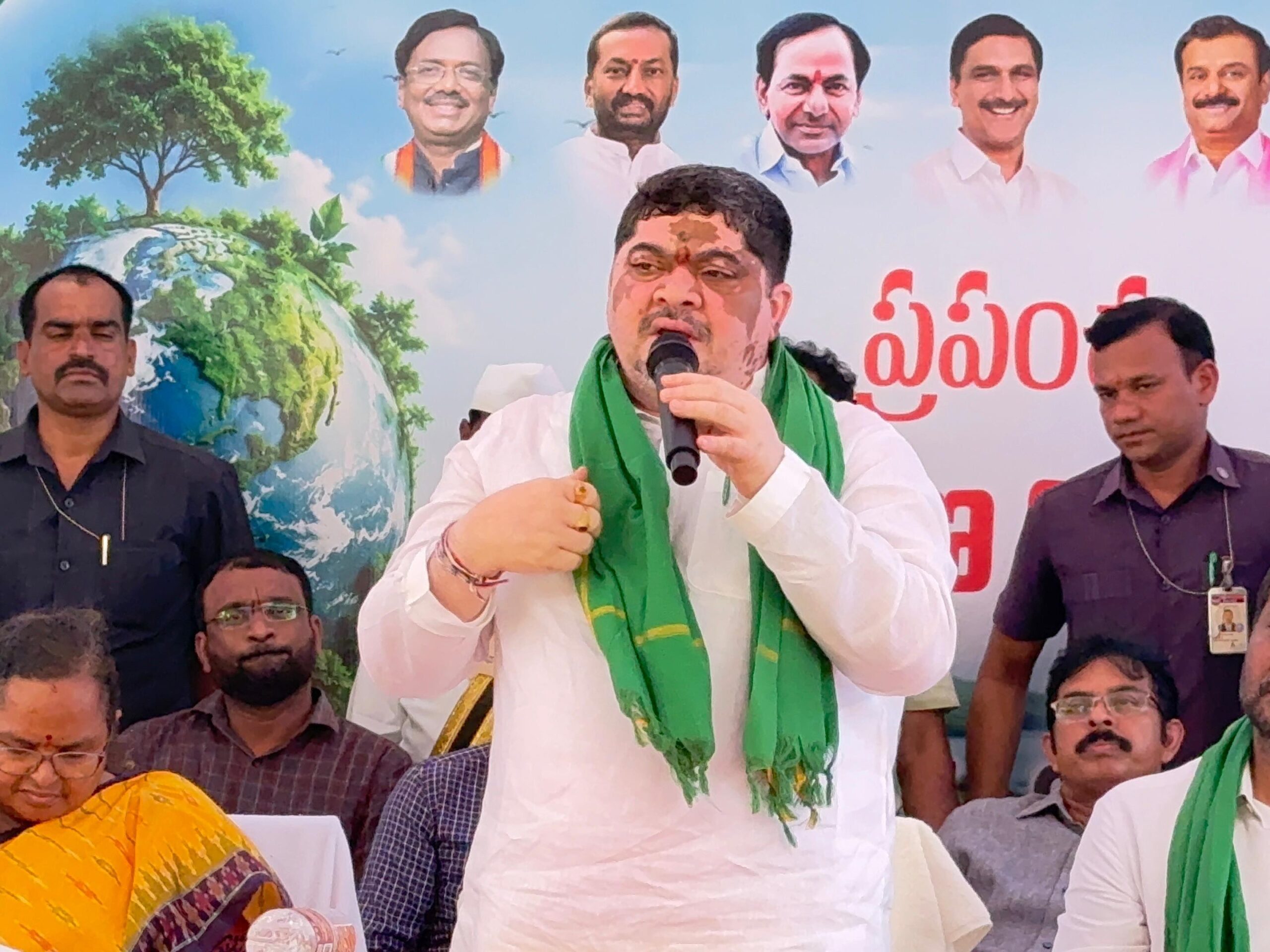 పర్యావరణాన్ని కాపాడడానికి ప్రతి ఒక్కరు మొక్కలు నాటాలి: మంత్రి
