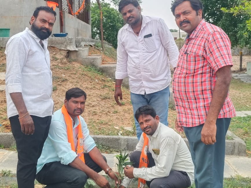 మొక్కలు నాటిన బీజేపీ నేతలు