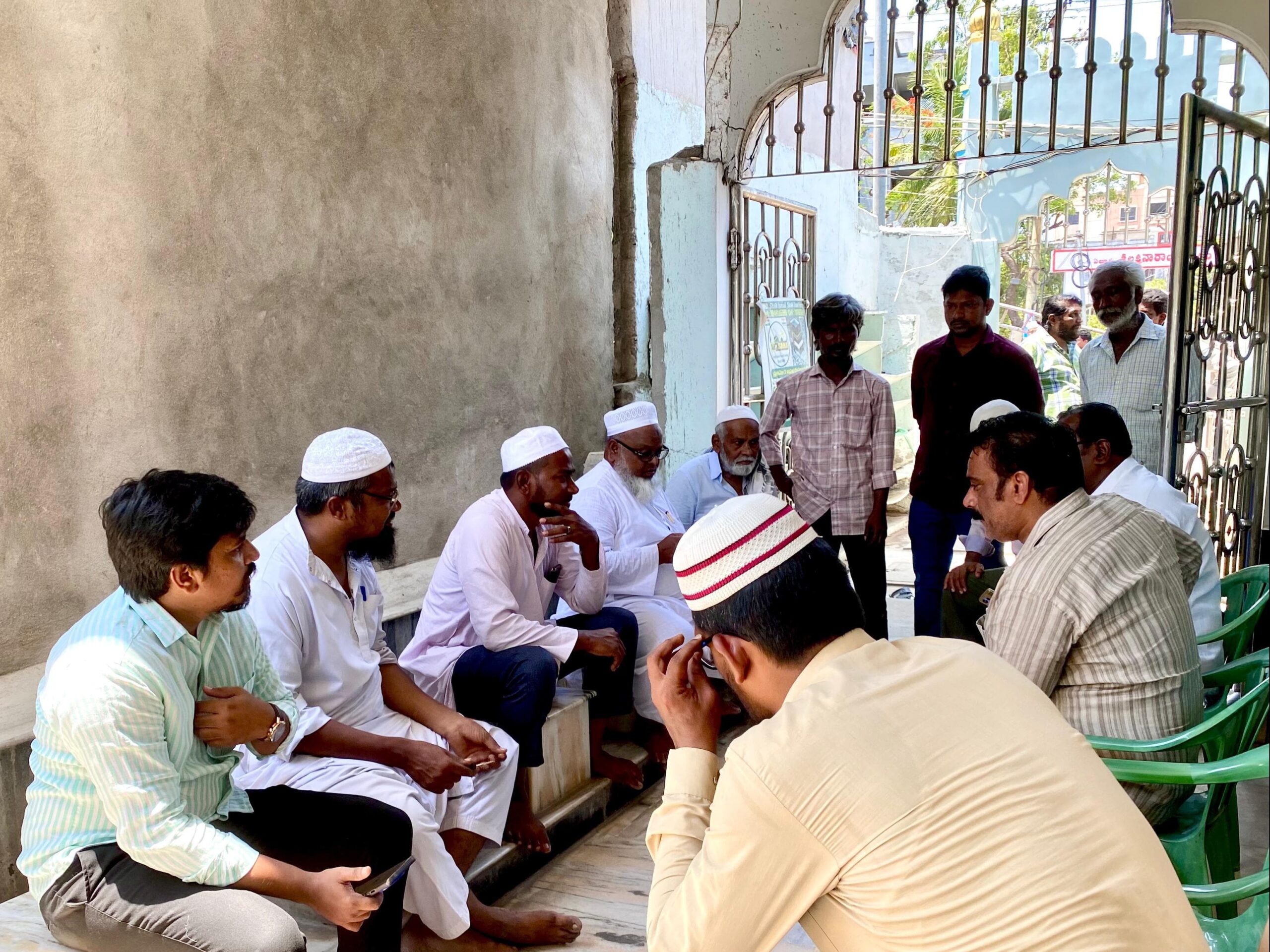 మజీద్-ఏ-తాజ్ అంగడాల తొలగింపుపై ఆందోళన