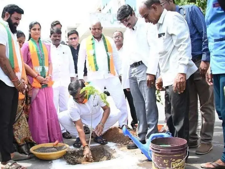 మొక్కలు నాటిన అర్బన్ ఎమ్మెల్యే..!