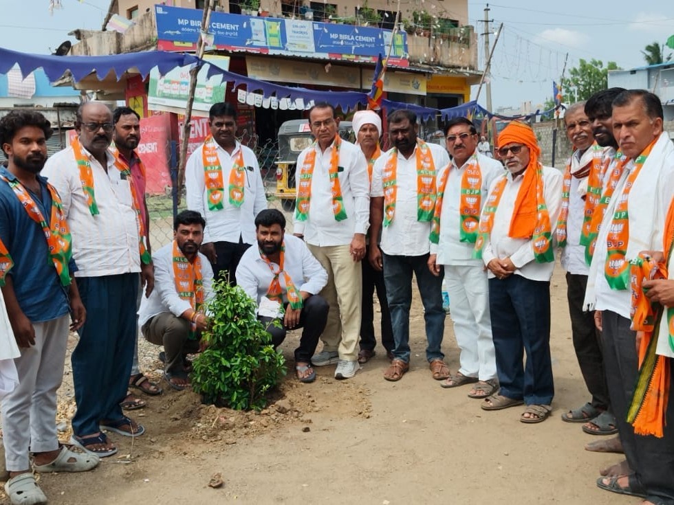 ‘మాకే నామ్ ఏక్ పెడ్’ కార్యక్రమంలో పాల్గొన్న పతంగి బ్రహ్మానంద్