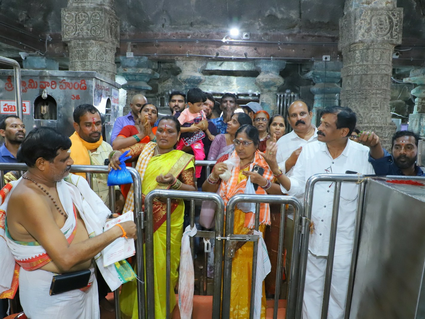 భీమేశ్వరాలయంలో పోటీత్తిన భక్తులు