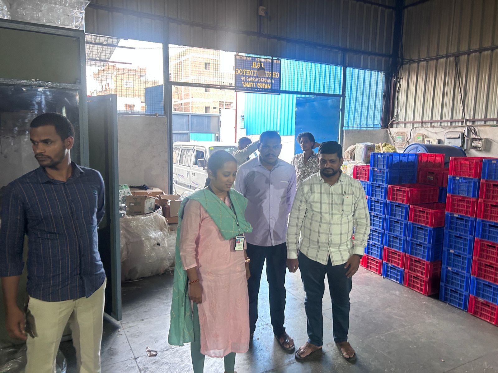 బేకరీపై దాడులు చేసిన హెచ్-ఫాస్ట్ బృందం