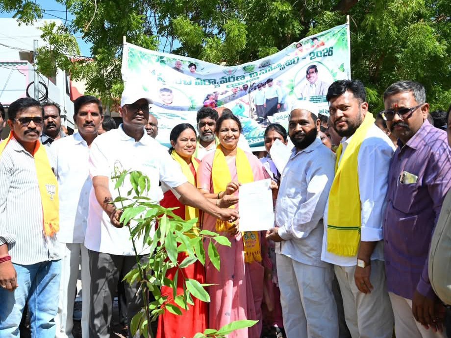మొక్కలు నాటిన ఎమ్మెల్యే గౌరు చరిత